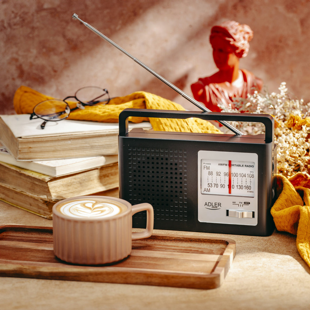 Rádio portátil Adler AD 1909, AM e FM, antena, alimentação elétrica e bateria