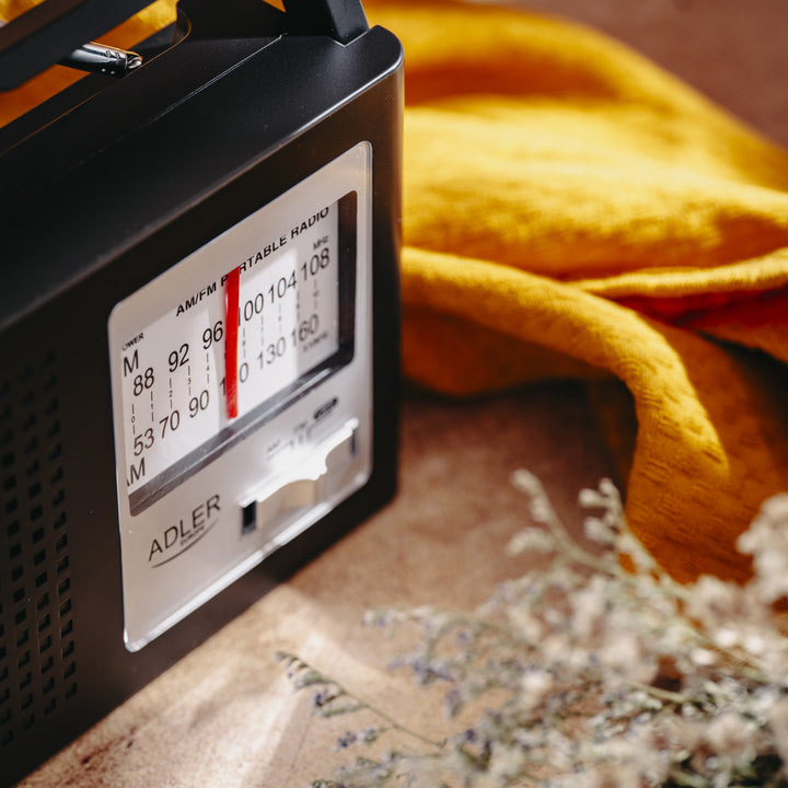 Rádio portátil Adler AD 1909, AM e FM, antena, alimentação elétrica e bateria