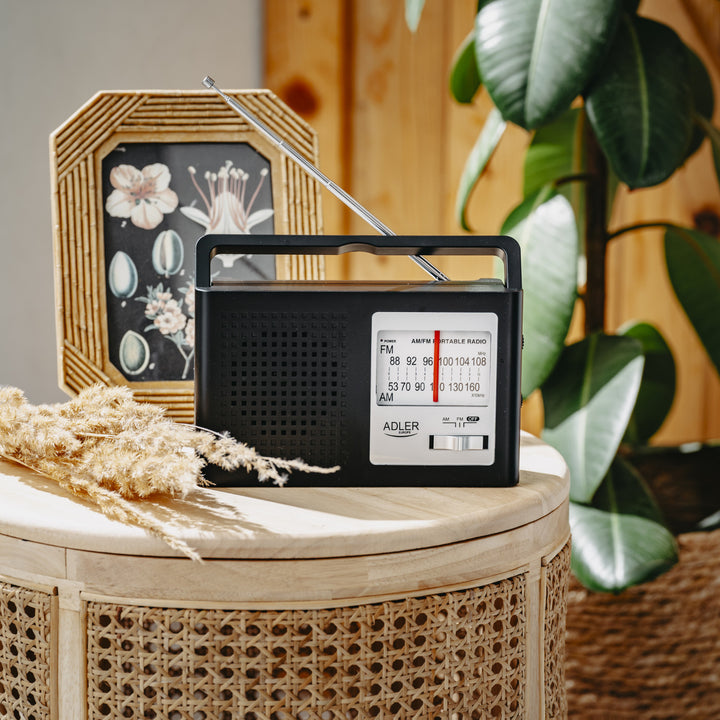 Rádio portátil Adler AD 1909, AM e FM, antena, alimentação elétrica e bateria