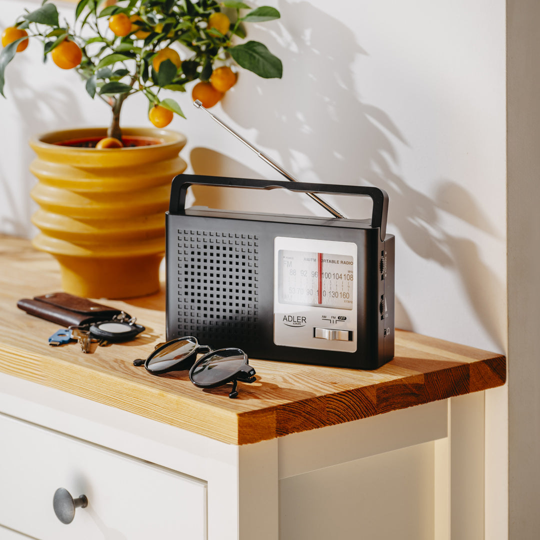 Rádio portátil Adler AD 1909, AM e FM, antena, alimentação elétrica e bateria