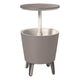 A mesa do bar do jardim: mesa de coquetéis e uma confortável geladeira Curver Outdoor