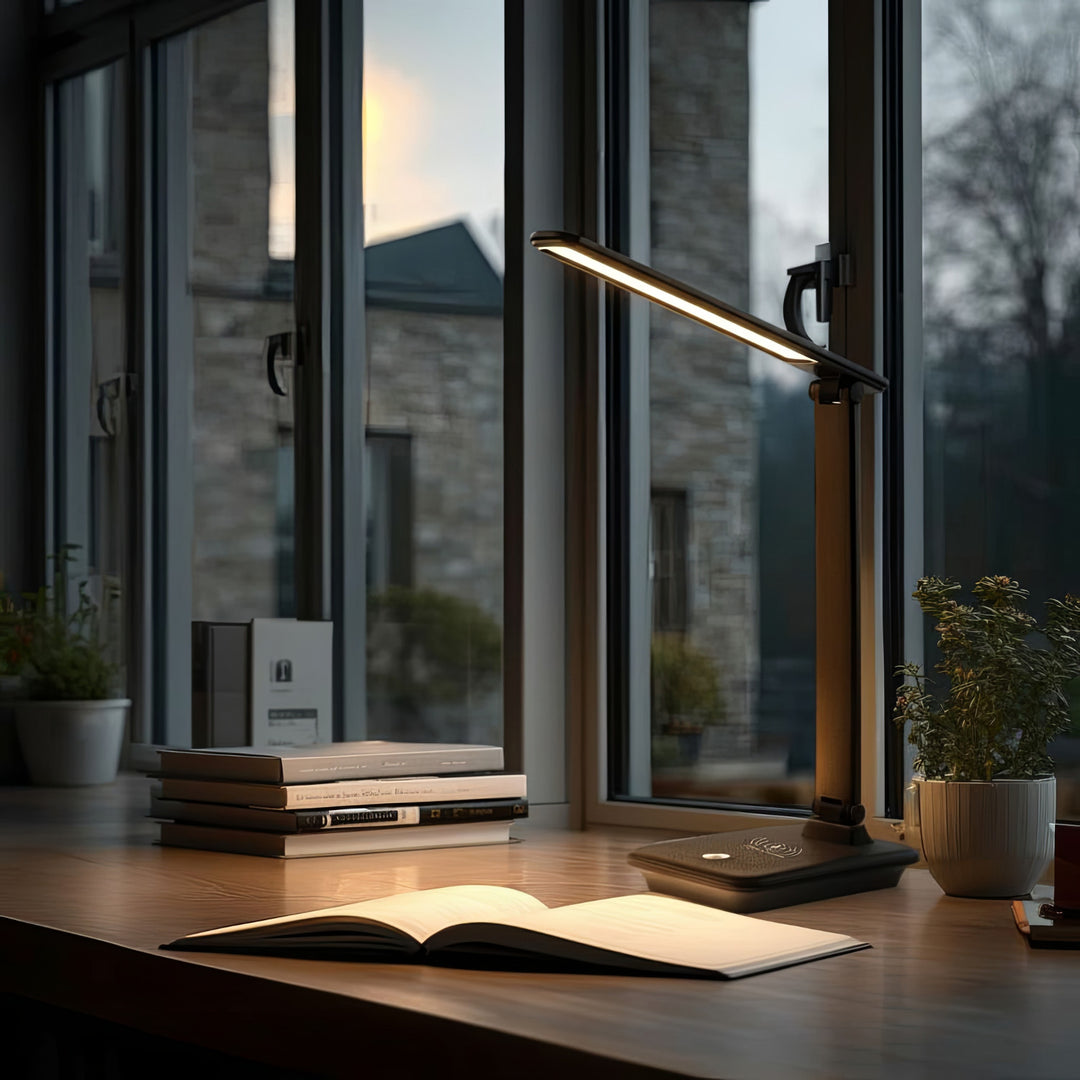 Lâmpada de mesa LED regulável Lâmpada de mesa de 9W com carregador de indução Qi