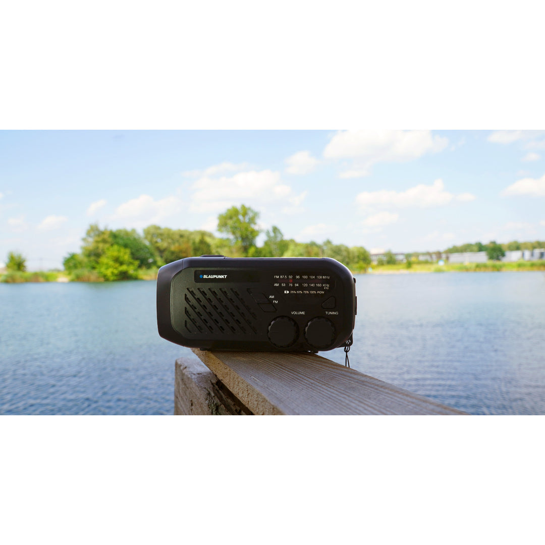 Rádio Blaupunkt alimentado por rede elétrica/bateria, lanterna LED, indicador SOS, antena, ER10