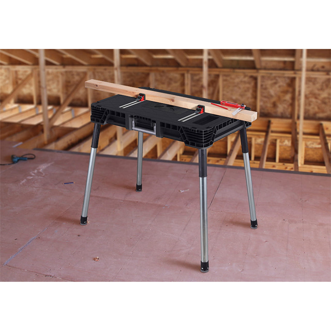 Mesa de taller portátil Keter Jobmade, capacidad de carga de 453 kg, patas antideslizantes, compartimento con abrazaderas debajo del tablero, 239985