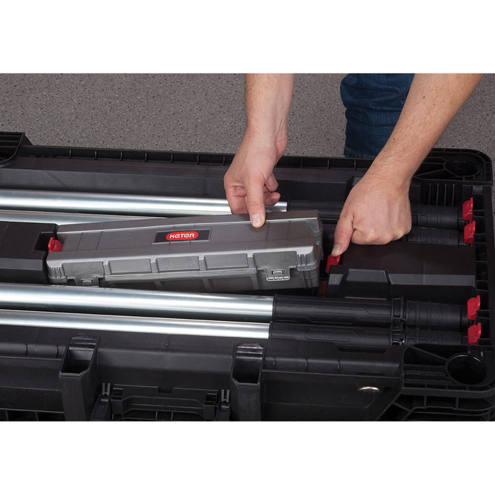 Mesa de taller portátil Keter Jobmade, capacidad de carga de 453 kg, patas antideslizantes, compartimento con abrazaderas debajo del tablero, 239985