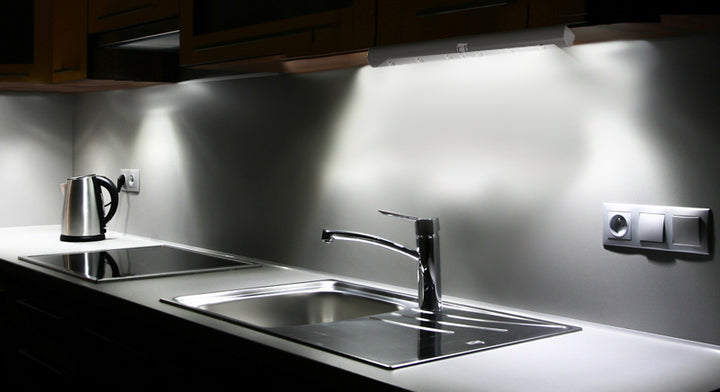 Regleta LED Iluminación de armarios con detector de movimiento, para mueble de cocina Maclean Energy MCE123 - Regleta LED