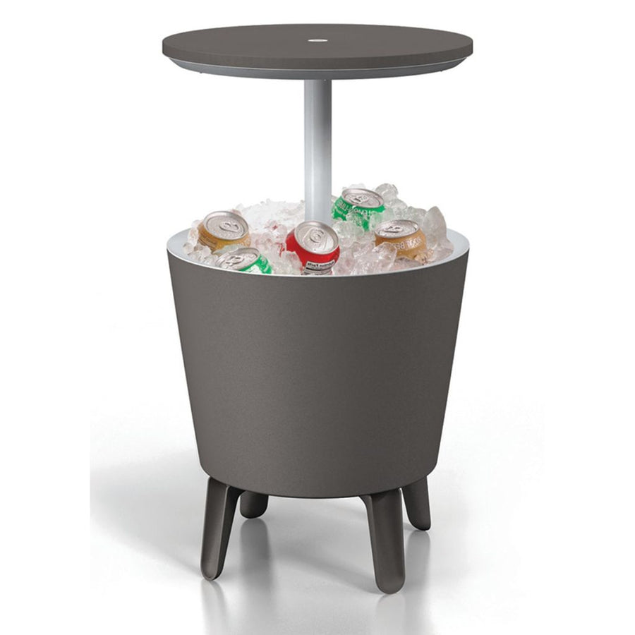A mesa do bar do jardim: mesa de coquetéis e uma confortável geladeira Curver Outdoor