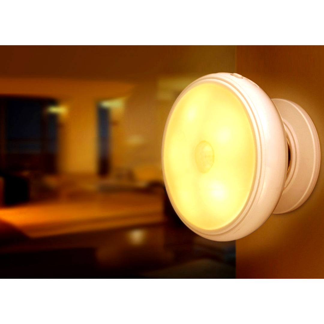 LÂMPADA LED COM SENSOR DE MOVIMENTO E SENSOR CREPÚSCULO NA BATERIA MAGNES