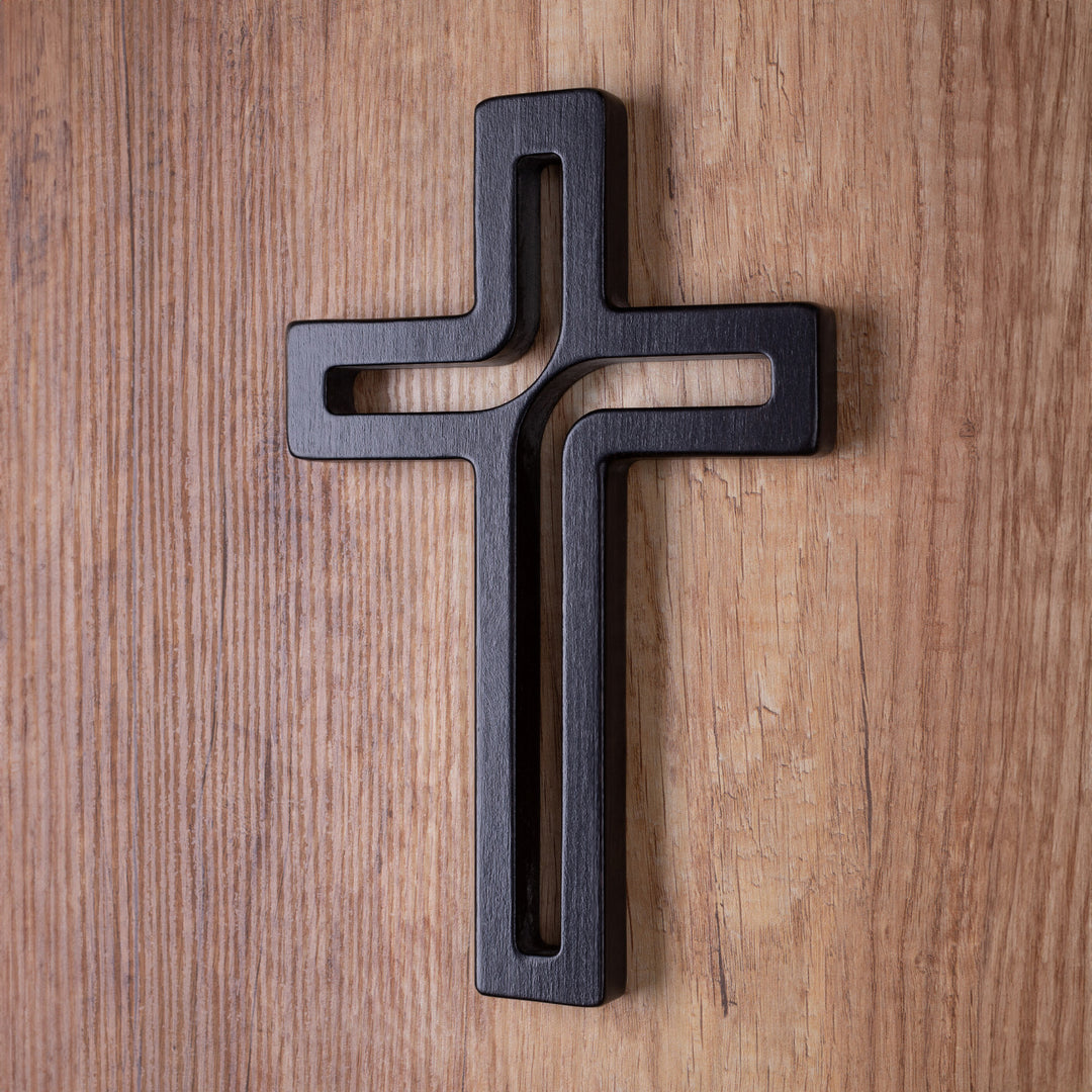 Cruz suspensa moderna em madeira preta 25x16x1,6 cm